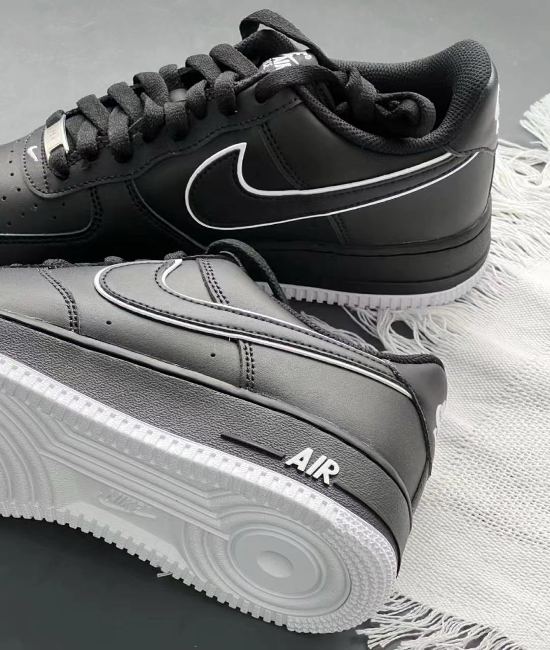 AIR FORCE 1 BLACK AND WHITE